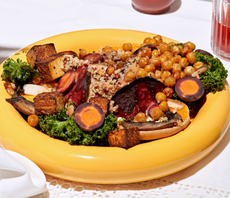 Rezept für Wintergemüse-Bowl mit BBQ-Tofu-Cubes und Miso-Zitronen-Dressing