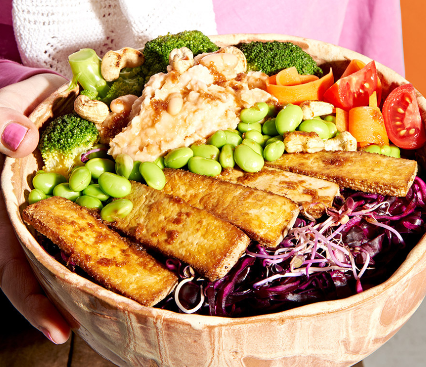 Knackige Gemüsebohl mit Pepper-Tofu-Slices und Ingwer-Sesam-Dressing Rezept für Knackige Gemüsebohl mit Pepper-Tofu-Slices und Ingwer-Sesam-Dressing mit omami Black Pepper Tofu
