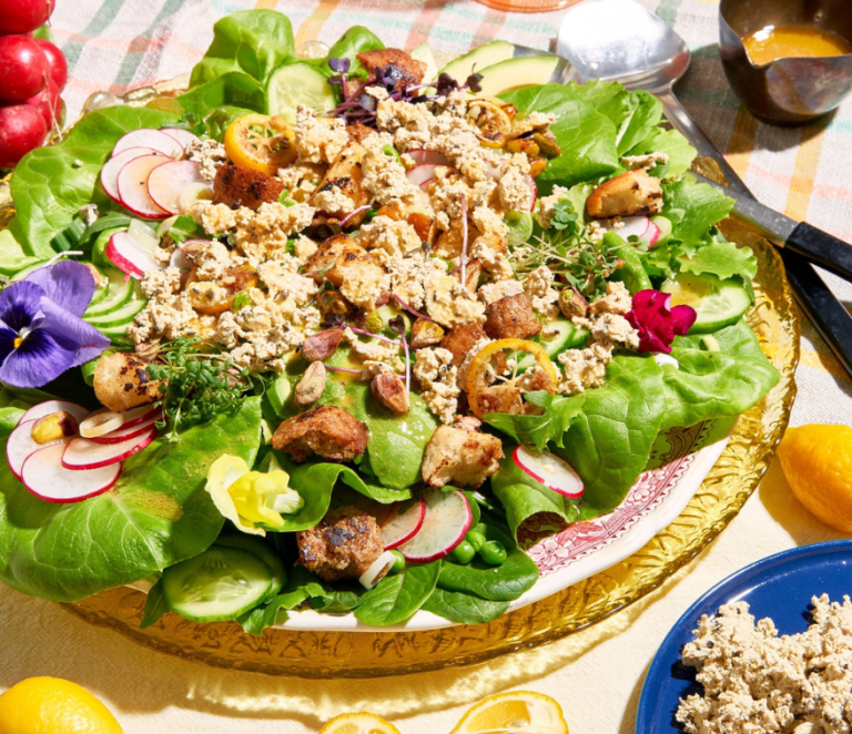 Rezept für Frühlingssalat mit Brotcroutons und Kräutertofu mit omami Greek Salsa Tofu