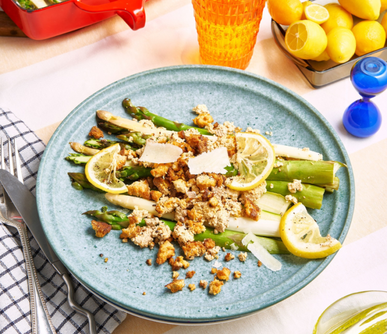 Rezept für Spargel Tofu-Crumble aus dem Ofen mit omami Black Pepper Tofu