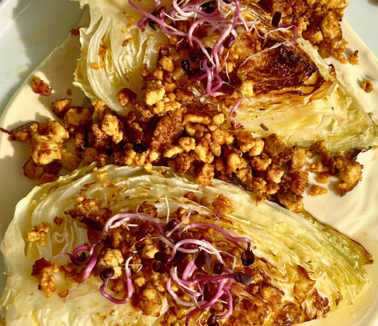 Rezept für Gebratener Spitzkohl mit knusprig-scharfem Tofutopping auf Tahincreme mit omami Texas Roast Tofu