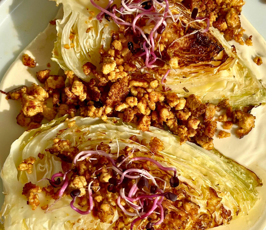 Gebratener Spitzkohl mit knusprig-scharfem Tofutopping auf Tahincreme Rezept für Gebratener Spitzkohl mit knusprig-scharfem Tofutopping auf Tahincreme mit omami Texas Roast Tofu