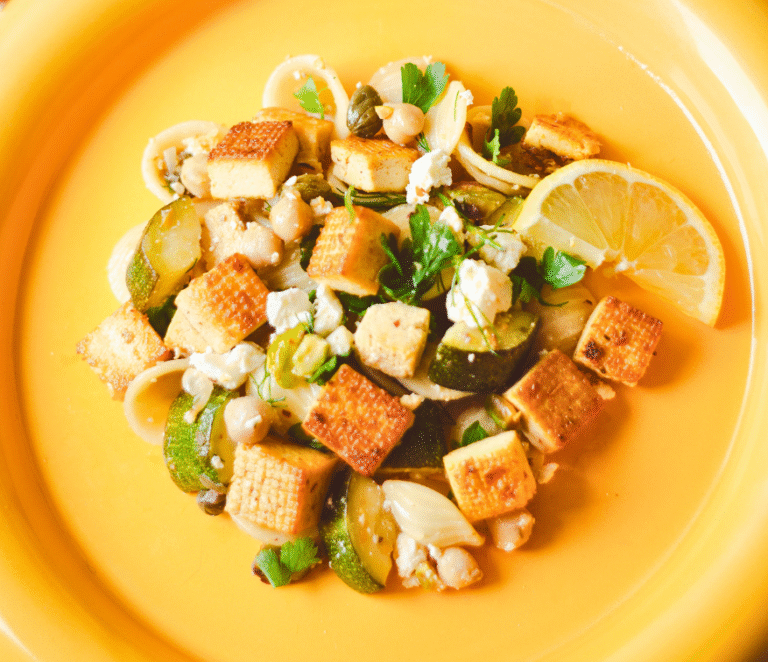 Rezept für Zucchini Pasta Salat mit crispy Tofu, Feta und Pistazien